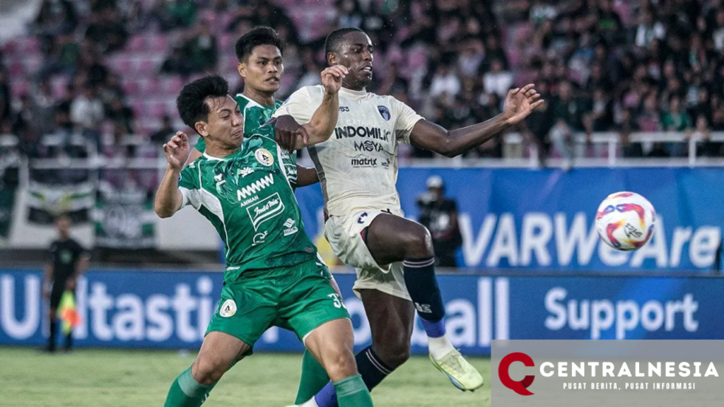 Dokter tim PSS Sleman, Dr. Lutfi Afifuddin, memberikan keterangan terbaru mengenai kondisi Betinho setelah ia mengalami cedera saat pemanasan sebelum pertandingan melawan Persita Tangerang pada Minggu (27/10). Lutfi menjelaskan bahwa Betinho mengalami cedera strain pada otot gastrocnemius, yang mengharuskan pelatih Mazola Junior untuk mengubah strategi tim dengan tidak menurunkan pemain tersebut.

Kronologi Cedera Betinho

Dalam sesi pemanasan, Betinho merasakan adanya tarikan pada otot betisnya. Setelah evaluasi awal, tim medis mencurigai adanya strain. "Kami langsung melakukan pemeriksaan lebih lanjut untuk mencegah cedera semakin parah," ujar Lutfi. Tim medis PSS Sleman segera mengambil langkah preventif untuk menjaga kondisi pemain.

Rencana Pemeriksaan Medis

Untuk mengetahui sejauh mana cedera tersebut, Betinho dijadwalkan menjalani pemeriksaan Ultrasonografi (USG). "Kami ingin mendapatkan gambaran yang jelas tentang tingkat cedera yang dialaminya," tambah Lutfi. Sementara menunggu hasil USG, Betinho akan diistirahatkan dan diberikan perawatan, termasuk obat anti nyeri dan muscle relaxant untuk mendukung pemulihannya.

Performa Betinho di Liga 1

Pemain berusia 32 tahun ini telah berkontribusi dalam tujuh pertandingan untuk PSS Sleman dengan total waktu bermain 461 menit di Liga 1 Indonesia. Musim ini, Betinho juga sempat absen dalam dua pertandingan, yaitu saat melawan Persebaya Surabaya di pekan pertama dan saat menghadapi Persita Tangerang di pekan kesembilan.
