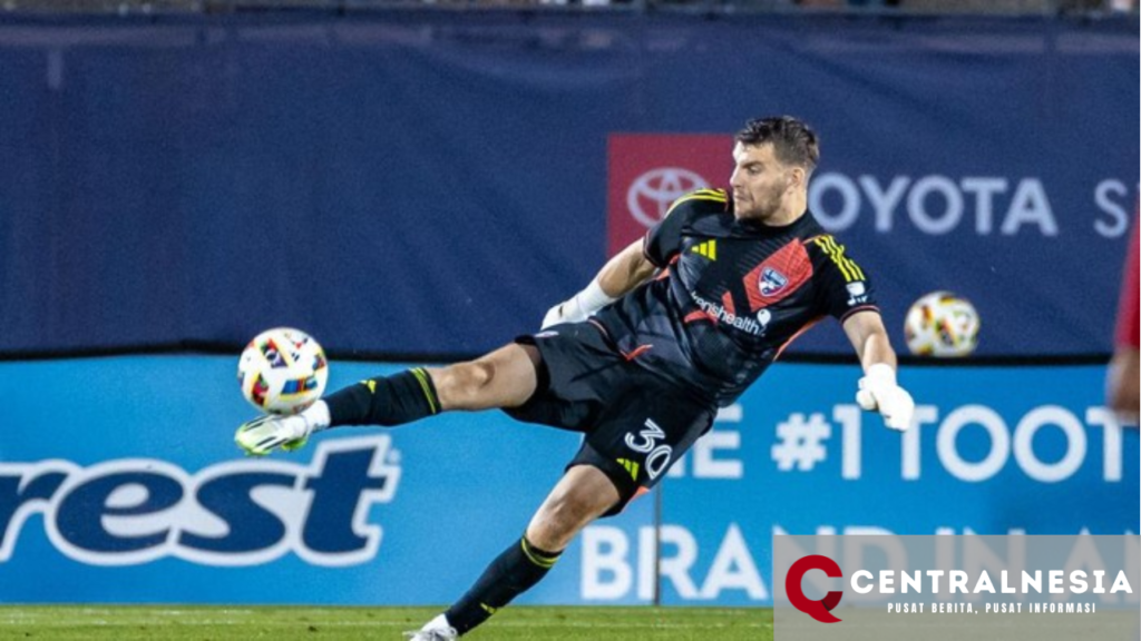 Maarten Paes Terima Penghargaan Penyelamatan Terbaik Tahun Ini di MLS