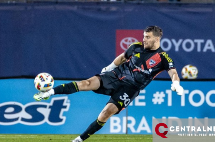 Maarten Paes Terima Penghargaan Penyelamatan Terbaik Tahun Ini di MLS